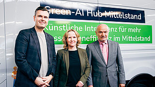 Prof. Oliver Thomas, Steffi Lemke und Stefan Demuth vor dem Green-AI Hub Mobil