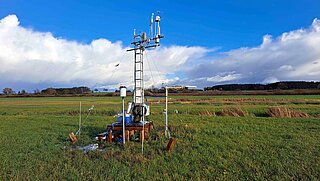 Messungen zur Klimawirkung von Mooren: Eddy-Kovarianz-Turm des Peatland Science Centre der Hochschule Weihenstephan-Triesdorf auf einer Maßnahmenfläche in Lamerdingen