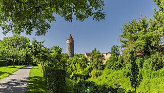 Grüne Kommune (begrünter Stadtwall und Turm)