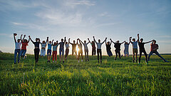 Eine Menschenkette auf einer Wiese