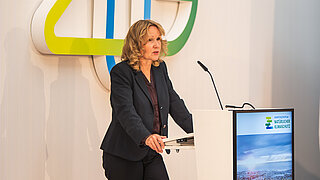 Bundesumweltministerin Lemke am Podium Hochkant