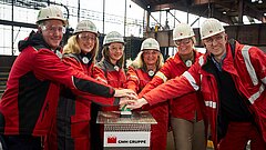 Feierliche Inbetriebnahme der induktiven Einzelstabvergütungsanlage mit BMWE-Referatsleiterin Dr. Verena Lauber (3.v.l.), Dr. Alexander Becker (l.), CEO der GMH Gruppe und Werksleiter Marc-Oliver Arnold (r.). 
