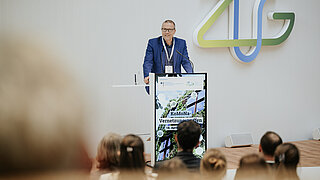 Uwe Schneidewind an Rednerpult