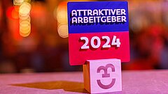Das Schild "Attraktiver Arbeitgeber 2024"