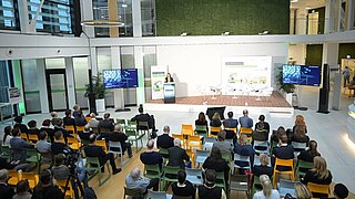 Blick auf das Atrium der ZUG mit Gästen und Bühne