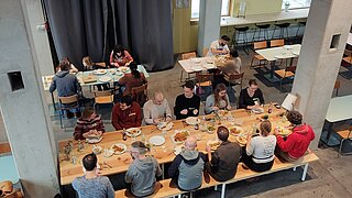 Menschen an Tischen essen Mittagessen