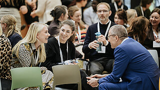 Veranstaltungsteilnehmende unterhalten sich