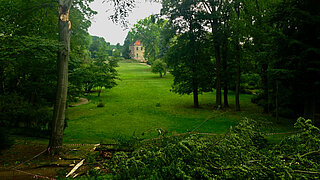  Alternativ Bild per URL einfügen: https:// Kontext des Bildes (optional): Zum Beispiel Person, Produkt oder Ort benennen Sprache (Mehrauswahl möglich): Deutsch Englisch Türkisch Russisch Polnisch Arabisch Ukrainisch Französisch Spanisch Italienisch Niederländisch Modus: Standard (kurz & bündig) ausführlich hohe Genauigkeit  Ich habe die Daten­schutz­erklä­rung gelesen und bin mit der Ver­arbei­tung meiner Daten ein­ver­standen.  Generieren Alternativer Text Deutsch:  kopieren Grüne Parklandschaft mit Wiese, Bäumen und einem historischen Gebäude im Hintergrund