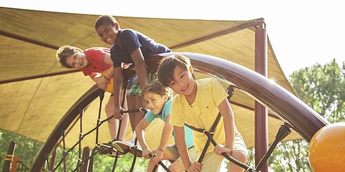 Kinder spielen auf einem Spielplatz