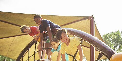 Kinder spielen auf einem Spielplatz