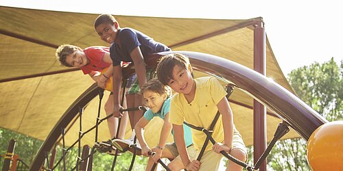 Kinder spielen auf einem Spielplatz