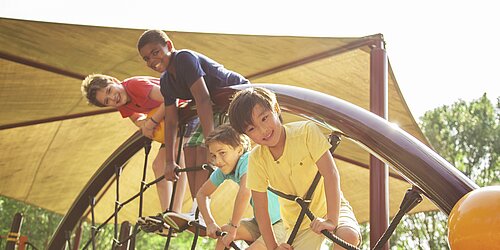 Kinder spielen auf einem Spielplatz