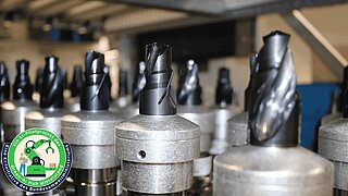 Großaufnahme diverser Bohrer in Halterungen 