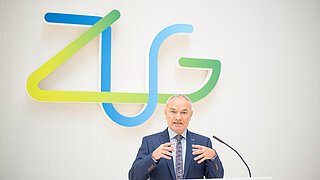 Stefan Demuth vor ZUG Logo