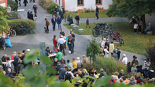 Besucher*innen beim Streuobstwiesenaktionstag 2022