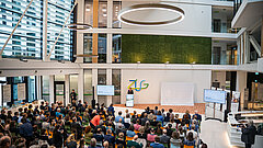 Publikum bei einer Veranstaltung im Atrium der ZUG