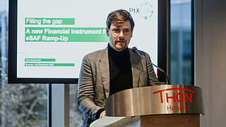 Felix Schmermer, Leiter des Fachgebietes PtX Policy und Markthochlauf, während eines Vortrags in Brüssel