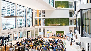 Publikum bei der Eröffnung des Kompetenzzentrums Natürlicher Klimaschutz im Atrium der ZUG