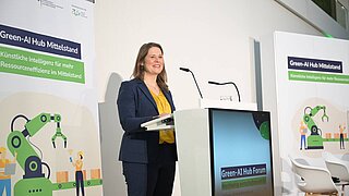 Eine Person steht am Rednerpult und spricht.