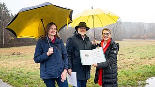 Die Parlamentarische Staatssekretärin, Rita Schwarzelühr-Sutter übergibt den Förderbescheid.