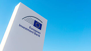 Rechteckige Tafel mit Logo der EIB