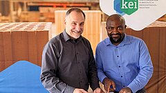 Dr. Remo Tiedemann und Dr. Roger Abang, Mitarbeitende des KEI, schauen gemeinsam auf ein Blatt Papier, gemeinsam führten sie durch die Veranstaltung.
