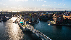 Eine Fahrradbrücke führt über einen breiten Fluss