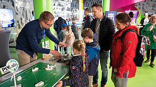 Das PtX Lab Lausitz erklärt bei der Nacht der kreativen Köpfe die Entstehung von grünem Wasserstoff.