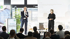 Referent und Moderatorin im Gespräch auf der Bühne beim KEI Podium 2026