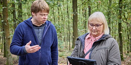 Dr. Bettina Hoffmann hält Tablet in der Hand, Dr. Fabian Faßnacht erklärt