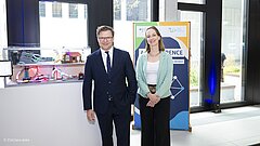 auf dem Foto sind Bundesumweltminister Carsten Schneider und Dr. Constanze Haug von der ZUG zu sehen