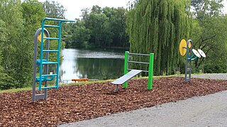 Outdoorsportgeräte in der Parklandschaft