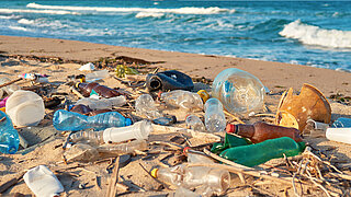 Plastikmüll an einem Meeresstrand