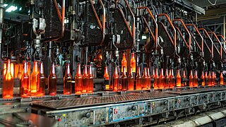 Fließband mit Glasflaschen während der Herstellung der Glasflaschen