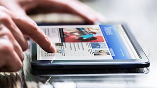 Finger tippen auf ein Tablet. 