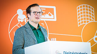 Person an einem Rednerpult