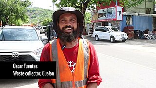 Lächelnder Mann mit Warnweste auf Straße