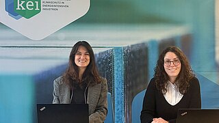 Die Moderatorinnen des KEI Spotlights: Dr. Francesca Mirabella und Ece Oyan sitzen nebeneinander vor ihren Laptops und führen durch die digitale Veranstaltung.
