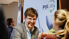 Gespräch zwischen einem Mann und einer Frau an einem Stehtisch