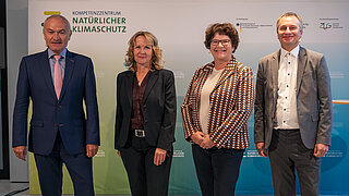 Demuth, Lemke, Riewenherm und Kirschey vor der ZUG-Pressewand