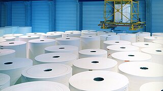 Papierrollen in einer Werkhalle.