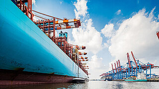 ein großes Containerschiff liegt in einem Hafen