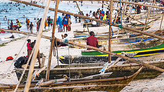 Fischerboote an einem Strand in Tansania.