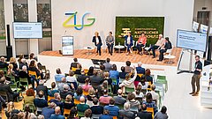 Publikum und Podium bei der KNK-Eröffnungsfeier