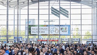 Messehalle München mit vielen Besucher*innen bei der IFAT 2022