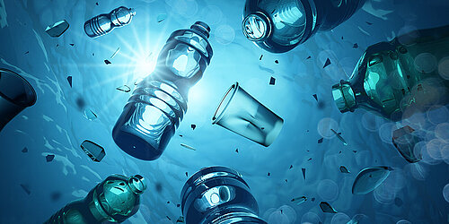 Plastikflaschen und -becher sowie anderer Platikmüll schwimmen im Meer