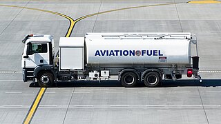 Flugzeugtankwagen auf der Rollbahn