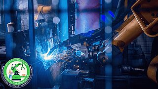 Es wird etwas geschweißt, man sieht blaues Licht und die Spitze des Schweißgerätes