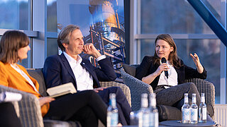 Auf dem Podium diskutieren die Referierenden.