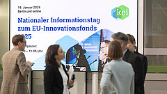 Menschenmenger vor einem Display mit der Aufschrift: Nationaler Informationstag zum EU-Innovationsfonds